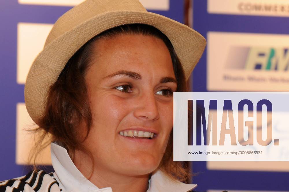 2011 2012, Pressekonferenz im Relaxa Hotel Frankfurt - 1. FFC Frankfurt in der UEFA Women s Champions League (UWCL) - Portrait Nadine Angerer (FFC Frankfurt) mit Huth, gut gelaunt