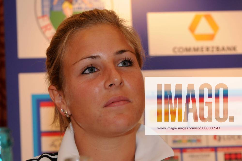 2011 2012, Pressekonferenz im Relaxa Hotel Frankfurt - 1. FFC Frankfurt in der UEFA Women s Champions League (UWCL) - Portrait Svenja Huth (FFC Frankfurt) selbsbewußt