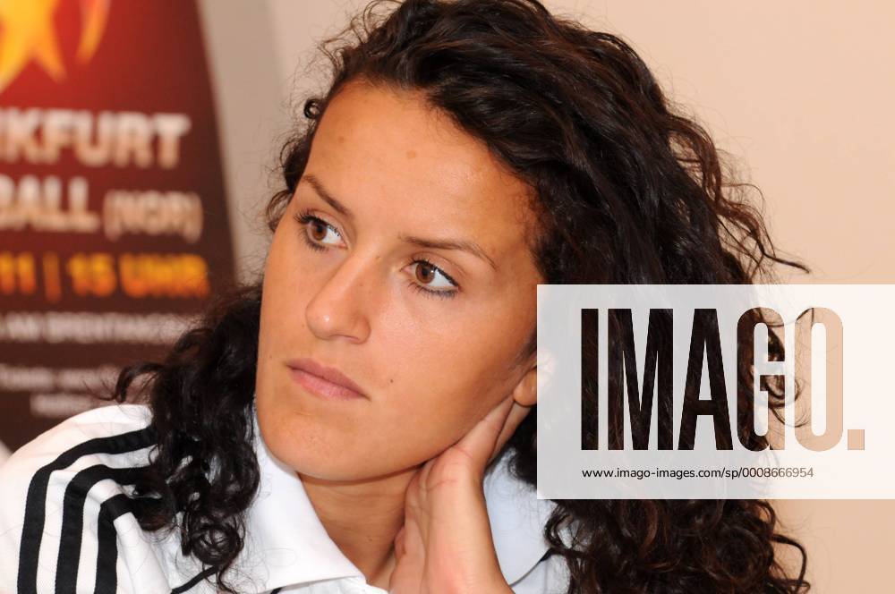 2011 2012, Pressekonferenz im Relaxa Hotel Frankfurt - 1. FFC Frankfurt in der UEFA Women s Champions League (UWCL) - Portrait Fatmire Bajramaj (FFC Frankfurt) nachdenklich