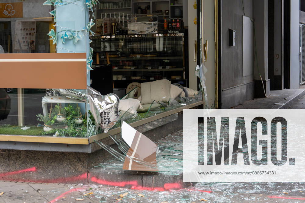 Cafà und Bar be schädigt - Verdacht auf Sprengstoffexplosion Am 13.09.2026 beschädigten Unbekannte am frühen Morgen ein Cafà in der Frankfurter Straße in Offenbach am Main. Zeugen hatten gegen 4.45 Uhr einen lauten Knall sowie Feuerschein gemeldet, woraufhin Polizeistreifen beschädigte Schaufensterscheiben einer Bar sowie eines gegenüberliegenden Cafà s feststellten. Die Kriminalpolizei ermittelt wegen des Verdachts des Herbeiführens einer Sprengstoffexplosion. Nach ersten Erkenntnissen wurde niemand verletzt, die Höhe des Sachschadens sowie die Hintergründe der Tat waren zunächst unklar. Offenbach am Main Hessen Deutschland