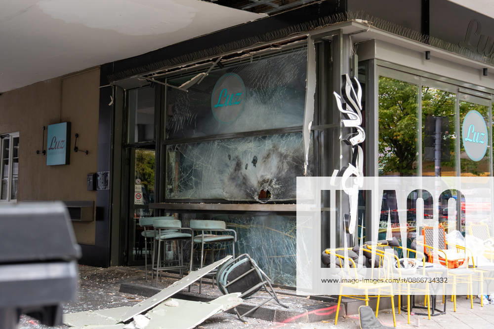 Cafà und Bar be schädigt - Verdacht auf Sprengstoffexplosion Am 13.09.2026 beschädigten Unbekannte am frühen Morgen ein Cafà in der Frankfurter Straße in Offenbach am Main. Zeugen hatten gegen 4.45 Uhr einen lauten Knall sowie Feuerschein gemeldet, woraufhin Polizeistreifen beschädigte Schaufensterscheiben einer Bar sowie eines gegenüberliegenden Cafà s feststellten. Die Kriminalpolizei ermittelt wegen des Verdachts des Herbeiführens einer Sprengstoffexplosion. Nach ersten Erkenntnissen wurde niemand verletzt, die Höhe des Sachschadens sowie die Hintergründe der Tat waren zunächst unklar. Offenbach am Main Hessen Deutschland