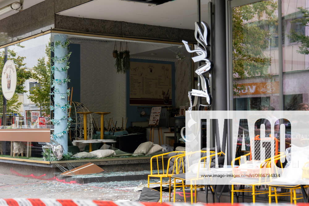 Cafà und Bar be schädigt - Verdacht auf Sprengstoffexplosion Am 13.09.2026 beschädigten Unbekannte am frühen Morgen ein Cafà in der Frankfurter Straße in Offenbach am Main. Zeugen hatten gegen 4.45 Uhr einen lauten Knall sowie Feuerschein gemeldet, woraufhin Polizeistreifen beschädigte Schaufensterscheiben einer Bar sowie eines gegenüberliegenden Cafà s feststellten. Die Kriminalpolizei ermittelt wegen des Verdachts des Herbeiführens einer Sprengstoffexplosion. Nach ersten Erkenntnissen wurde niemand verletzt, die Höhe des Sachschadens sowie die Hintergründe der Tat waren zunächst unklar. Offenbach am Main Hessen Deutschland