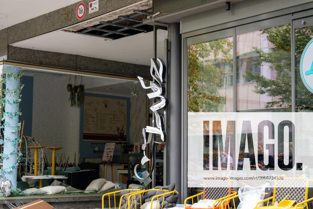 Cafà und Bar be schädigt - Verdacht auf Sprengstoffexplosion Am 13.09.2026 beschädigten Unbekannte am frühen Morgen ein Cafà in der Frankfurter Straße in Offenbach am Main. Zeugen hatten gegen 4.45 Uhr einen lauten Knall sowie Feuerschein gemeldet, woraufhin Polizeistreifen beschädigte Schaufensterscheiben einer Bar sowie eines gegenüberliegenden Cafà s feststellten. Die Kriminalpolizei ermittelt wegen des Verdachts des Herbeiführens einer Sprengstoffexplosion. Nach ersten Erkenntnissen wurde niemand verletzt, die Höhe des Sachschadens sowie die Hintergründe der Tat waren zunächst unklar. Offenbach am Main Hessen Deutschland