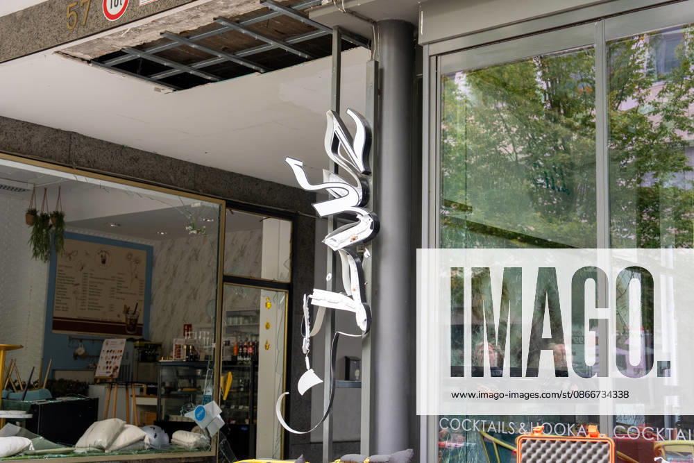 Cafà und Bar be schädigt - Verdacht auf Sprengstoffexplosion Am 13.09.2026 beschädigten Unbekannte am frühen Morgen ein Cafà in der Frankfurter Straße in Offenbach am Main. Zeugen hatten gegen 4.45 Uhr einen lauten Knall sowie Feuerschein gemeldet, woraufhin Polizeistreifen beschädigte Schaufensterscheiben einer Bar sowie eines gegenüberliegenden Cafà s feststellten. Die Kriminalpolizei ermittelt wegen des Verdachts des Herbeiführens einer Sprengstoffexplosion. Nach ersten Erkenntnissen wurde niemand verletzt, die Höhe des Sachschadens sowie die Hintergründe der Tat waren zunächst unklar. Offenbach am Main Hessen Deutschland