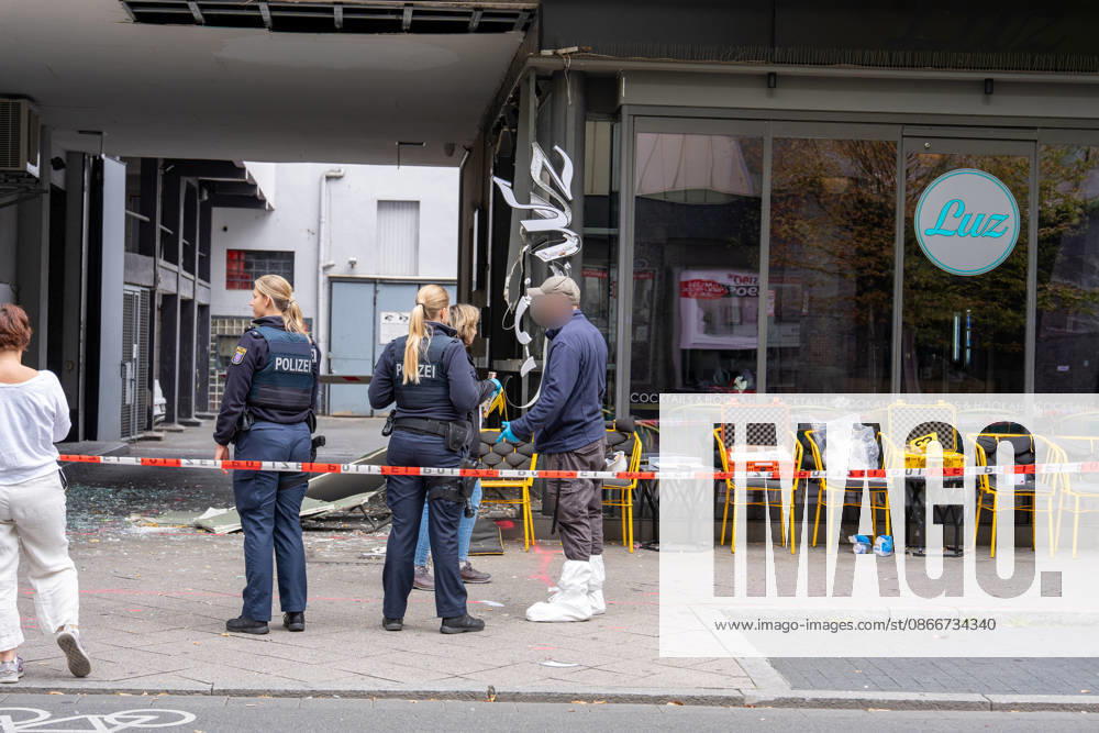 Cafà und Bar be schädigt - Verdacht auf Sprengstoffexplosion Am 13.09.2026 beschädigten Unbekannte am frühen Morgen ein Cafà in der Frankfurter Straße in Offenbach am Main. Zeugen hatten gegen 4.45 Uhr einen lauten Knall sowie Feuerschein gemeldet, woraufhin Polizeistreifen beschädigte Schaufensterscheiben einer Bar sowie eines gegenüberliegenden Cafà s feststellten. Die Kriminalpolizei ermittelt wegen des Verdachts des Herbeiführens einer Sprengstoffexplosion. Nach ersten Erkenntnissen wurde niemand verletzt, die Höhe des Sachschadens sowie die Hintergründe der Tat waren zunächst unklar. Offenbach am Main Hessen Deutschland
