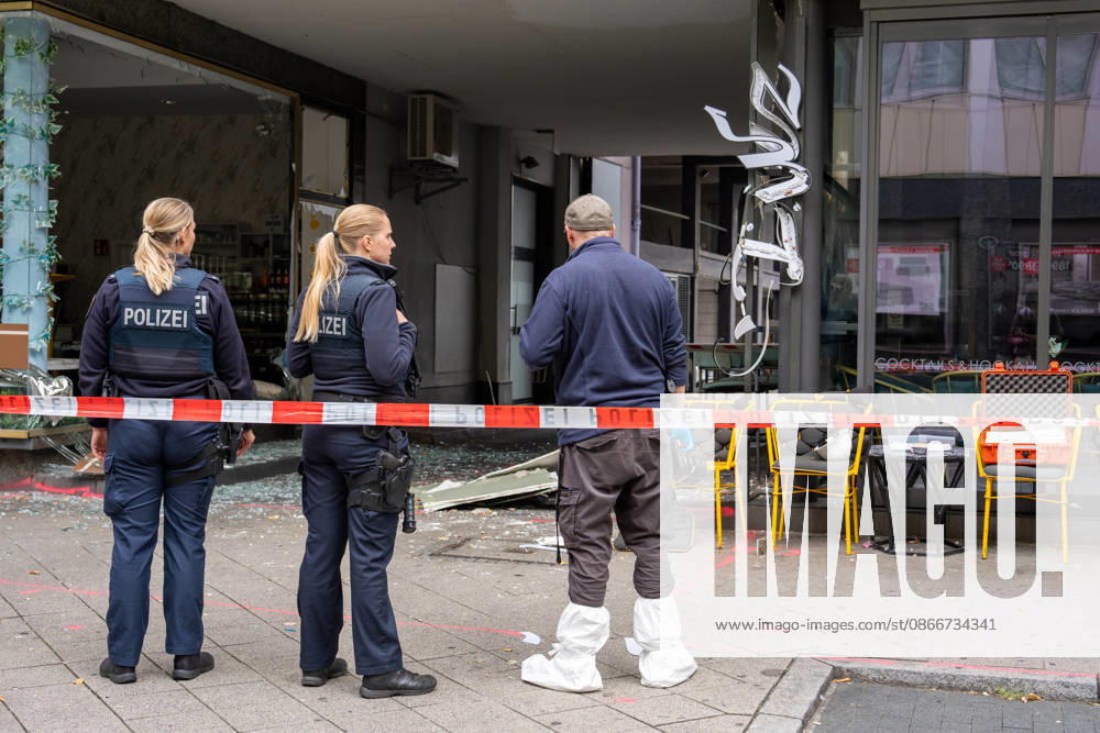 Cafà und Bar be schädigt - Verdacht auf Sprengstoffexplosion Am 13.09.2026 beschädigten Unbekannte am frühen Morgen ein Cafà in der Frankfurter Straße in Offenbach am Main. Zeugen hatten gegen 4.45 Uhr einen lauten Knall sowie Feuerschein gemeldet, woraufhin Polizeistreifen beschädigte Schaufensterscheiben einer Bar sowie eines gegenüberliegenden Cafà s feststellten. Die Kriminalpolizei ermittelt wegen des Verdachts des Herbeiführens einer Sprengstoffexplosion. Nach ersten Erkenntnissen wurde niemand verletzt, die Höhe des Sachschadens sowie die Hintergründe der Tat waren zunächst unklar. Offenbach am Main Hessen Deutschland