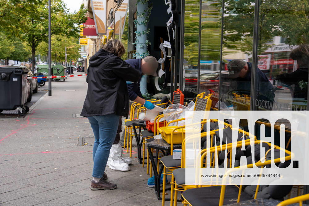 Cafà und Bar be schädigt - Verdacht auf Sprengstoffexplosion Am 13.09.2026 beschädigten Unbekannte am frühen Morgen ein Cafà in der Frankfurter Straße in Offenbach am Main. Zeugen hatten gegen 4.45 Uhr einen lauten Knall sowie Feuerschein gemeldet, woraufhin Polizeistreifen beschädigte Schaufensterscheiben einer Bar sowie eines gegenüberliegenden Cafà s feststellten. Die Kriminalpolizei ermittelt wegen des Verdachts des Herbeiführens einer Sprengstoffexplosion. Nach ersten Erkenntnissen wurde niemand verletzt, die Höhe des Sachschadens sowie die Hintergründe der Tat waren zunächst unklar. Offenbach am Main Hessen Deutschland