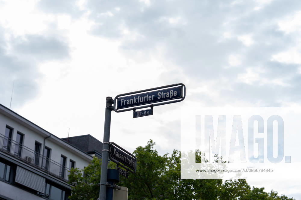 Cafà und Bar be schädigt - Verdacht auf Sprengstoffexplosion Am 13.09.2026 beschädigten Unbekannte am frühen Morgen ein Cafà in der Frankfurter Straße in Offenbach am Main. Zeugen hatten gegen 4.45 Uhr einen lauten Knall sowie Feuerschein gemeldet, woraufhin Polizeistreifen beschädigte Schaufensterscheiben einer Bar sowie eines gegenüberliegenden Cafà s feststellten. Die Kriminalpolizei ermittelt wegen des Verdachts des Herbeiführens einer Sprengstoffexplosion. Nach ersten Erkenntnissen wurde niemand verletzt, die Höhe des Sachschadens sowie die Hintergründe der Tat waren zunächst unklar. Offenbach am Main Hessen Deutschland
