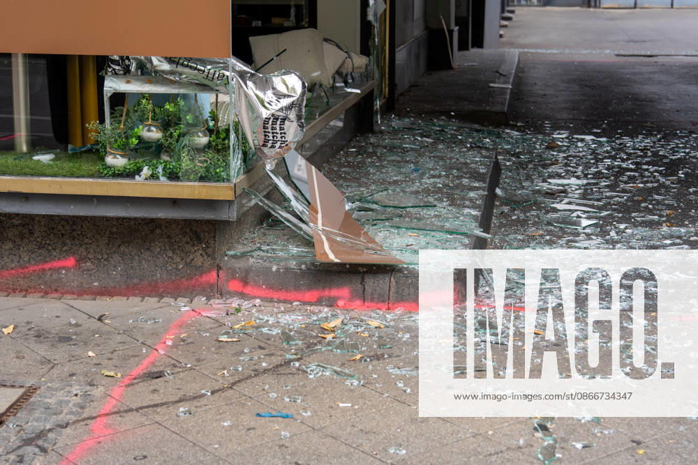 Cafà und Bar be schädigt - Verdacht auf Sprengstoffexplosion Am 13.09.2026 beschädigten Unbekannte am frühen Morgen ein Cafà in der Frankfurter Straße in Offenbach am Main. Zeugen hatten gegen 4.45 Uhr einen lauten Knall sowie Feuerschein gemeldet, woraufhin Polizeistreifen beschädigte Schaufensterscheiben einer Bar sowie eines gegenüberliegenden Cafà s feststellten. Die Kriminalpolizei ermittelt wegen des Verdachts des Herbeiführens einer Sprengstoffexplosion. Nach ersten Erkenntnissen wurde niemand verletzt, die Höhe des Sachschadens sowie die Hintergründe der Tat waren zunächst unklar. Offenbach am Main Hessen Deutschland
