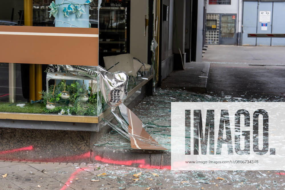 Cafà und Bar be schädigt - Verdacht auf Sprengstoffexplosion Am 13.09.2026 beschädigten Unbekannte am frühen Morgen ein Cafà in der Frankfurter Straße in Offenbach am Main. Zeugen hatten gegen 4.45 Uhr einen lauten Knall sowie Feuerschein gemeldet, woraufhin Polizeistreifen beschädigte Schaufensterscheiben einer Bar sowie eines gegenüberliegenden Cafà s feststellten. Die Kriminalpolizei ermittelt wegen des Verdachts des Herbeiführens einer Sprengstoffexplosion. Nach ersten Erkenntnissen wurde niemand verletzt, die Höhe des Sachschadens sowie die Hintergründe der Tat waren zunächst unklar. Offenbach am Main Hessen Deutschland