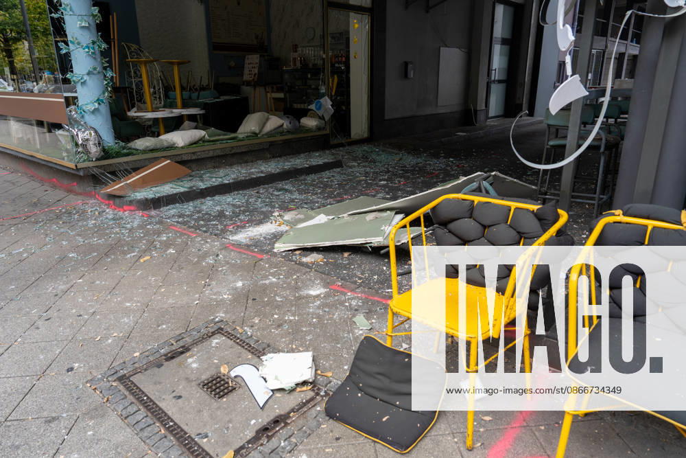 Cafà und Bar be schädigt - Verdacht auf Sprengstoffexplosion Am 13.09.2026 beschädigten Unbekannte am frühen Morgen ein Cafà in der Frankfurter Straße in Offenbach am Main. Zeugen hatten gegen 4.45 Uhr einen lauten Knall sowie Feuerschein gemeldet, woraufhin Polizeistreifen beschädigte Schaufensterscheiben einer Bar sowie eines gegenüberliegenden Cafà s feststellten. Die Kriminalpolizei ermittelt wegen des Verdachts des Herbeiführens einer Sprengstoffexplosion. Nach ersten Erkenntnissen wurde niemand verletzt, die Höhe des Sachschadens sowie die Hintergründe der Tat waren zunächst unklar. Offenbach am Main Hessen Deutschland
