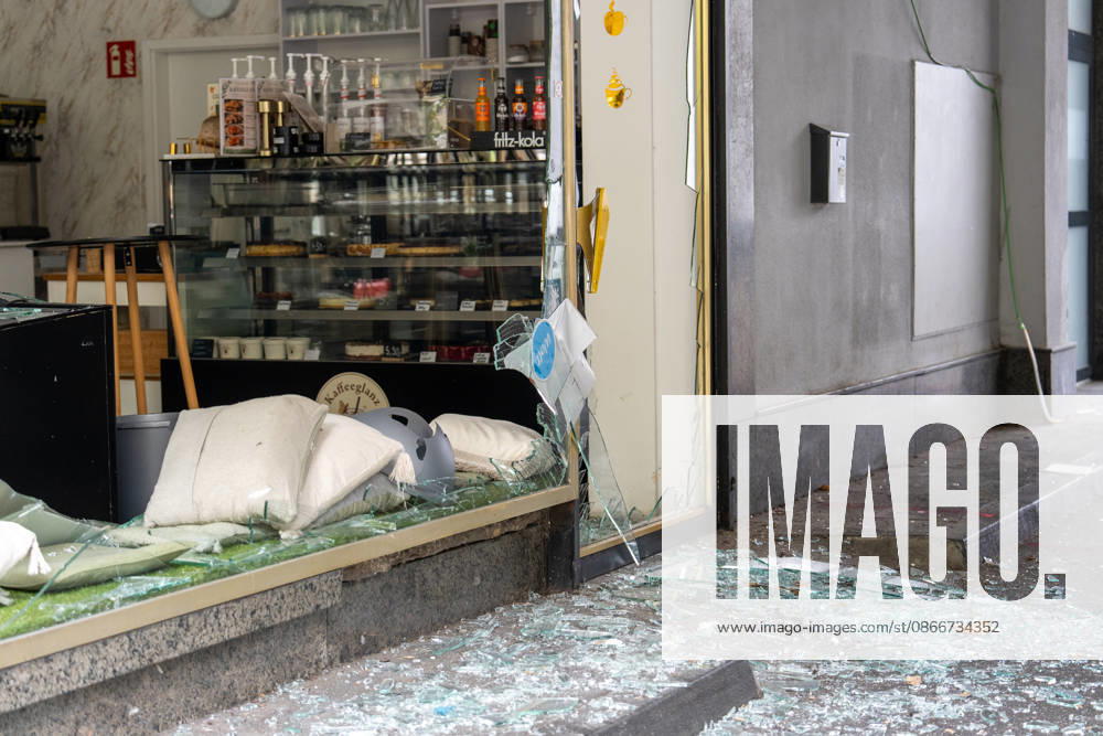 Cafà und Bar be schädigt - Verdacht auf Sprengstoffexplosion Am 13.09.2026 beschädigten Unbekannte am frühen Morgen ein Cafà in der Frankfurter Straße in Offenbach am Main. Zeugen hatten gegen 4.45 Uhr einen lauten Knall sowie Feuerschein gemeldet, woraufhin Polizeistreifen beschädigte Schaufensterscheiben einer Bar sowie eines gegenüberliegenden Cafà s feststellten. Die Kriminalpolizei ermittelt wegen des Verdachts des Herbeiführens einer Sprengstoffexplosion. Nach ersten Erkenntnissen wurde niemand verletzt, die Höhe des Sachschadens sowie die Hintergründe der Tat waren zunächst unklar. Offenbach am Main Hessen Deutschland
