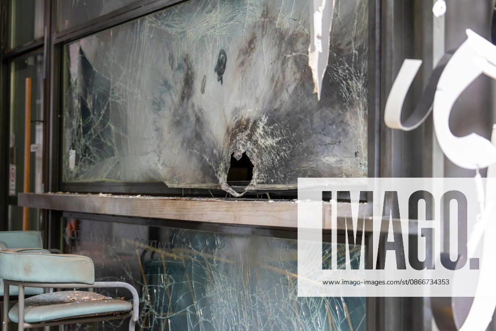 Cafà und Bar be schädigt - Verdacht auf Sprengstoffexplosion Am 13.09.2026 beschädigten Unbekannte am frühen Morgen ein Cafà in der Frankfurter Straße in Offenbach am Main. Zeugen hatten gegen 4.45 Uhr einen lauten Knall sowie Feuerschein gemeldet, woraufhin Polizeistreifen beschädigte Schaufensterscheiben einer Bar sowie eines gegenüberliegenden Cafà s feststellten. Die Kriminalpolizei ermittelt wegen des Verdachts des Herbeiführens einer Sprengstoffexplosion. Nach ersten Erkenntnissen wurde niemand verletzt, die Höhe des Sachschadens sowie die Hintergründe der Tat waren zunächst unklar. Offenbach am Main Hessen Deutschland