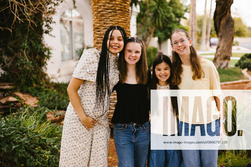 Four diverse teenage girls smiling together outdoors Las Vegas, Nevada, United States CR_WVNP260911K-2058845-01 ,model released, Symbolfoto ,property released