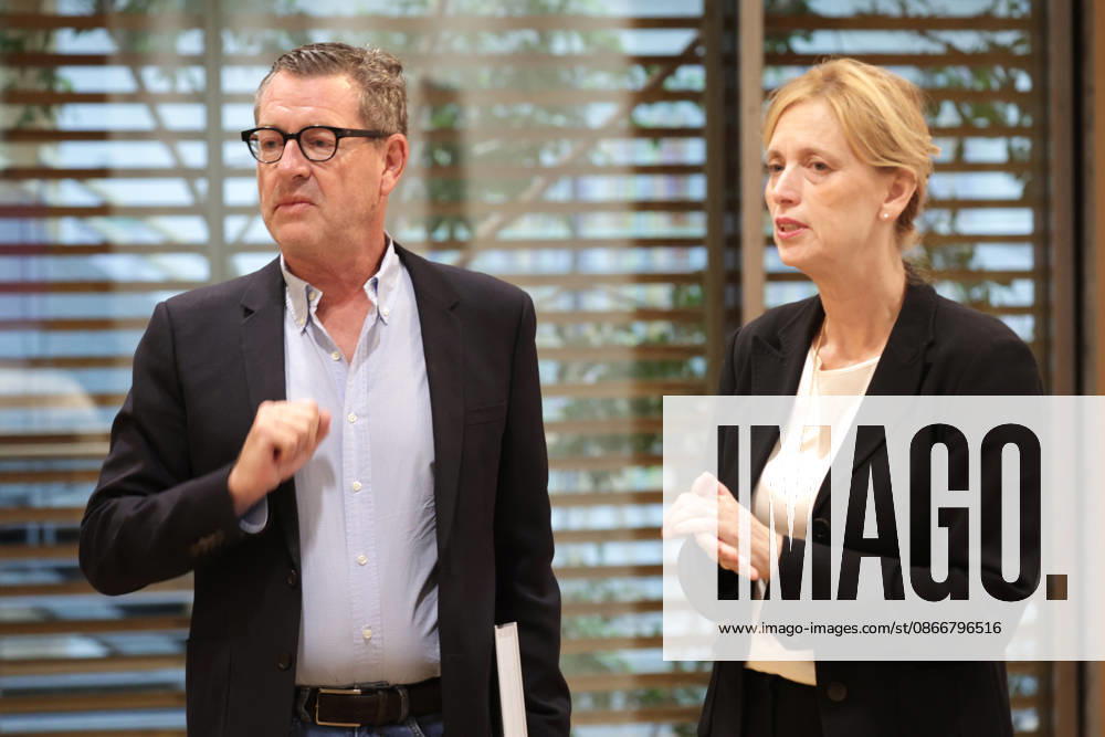 Kai Diekmann, Vorsitzender des Freundeskreises Yad Vashem e.V., Karin Prien, Bundesministerin für Bildung, Familie, Senioren, Frauen und Jugend, Buchvorstellung von Nach so viel Schmerz und Pein, Berlin