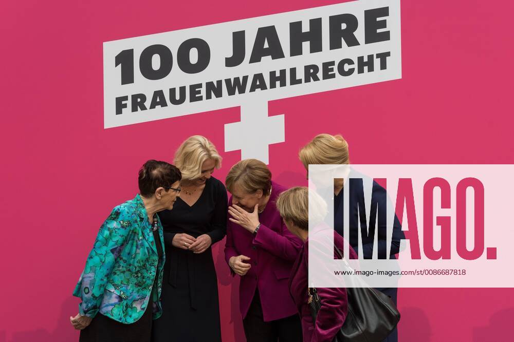 Rita S??ssmuth (CDU), Manuela Schwesig (SPD), Bundeskanzerlin, Angela Merkel von der Christlich Demokratischen Union (CDU), Bundesministerin f??r Familie, Senioren, Frauen und Jugend, Women and Youth, Franziska Giffey von der Sozialdemokratischen Partei (SPD), Christine Bergmann (SPD) unterhalten sich vor der Fotowand waehrend des Festakt zu 100 Jahre Frauenwahlrecht Festakt 100 Jahre Frauenwahlrecht am 12.11.2018 im Deutschen historischen Museum in Berlin, Deutschland. Mit dem Motto ???Streiten f??r gleiche Rechte ??? Wof??r streitest Du???? begleitet der Festakt des Bundesministeriums f??r Familie, Senioren Frauen und Jugend und der Europ??ischen Akademie f??r Frauen in Politik und Wirtschaft Berlin e.V. (EAF Berlin) das Jubilaeum.