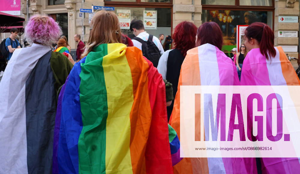 Halle Saale Halle (Saale) Halle Saale Sachsen-Anhalt Ansicht Stadtansicht Sachsen Anhalt Ansicht Christopher Street Day ( CSD ) Demo Demonstration Akzeptanz statt Toleranz Pride CSD-Demonstration Pride Weeks Zeichen für die Sichtbarkeit und die Akzeptanz geschlechtlicher und sexueller Vielfalt LGBT queeren queere Community �