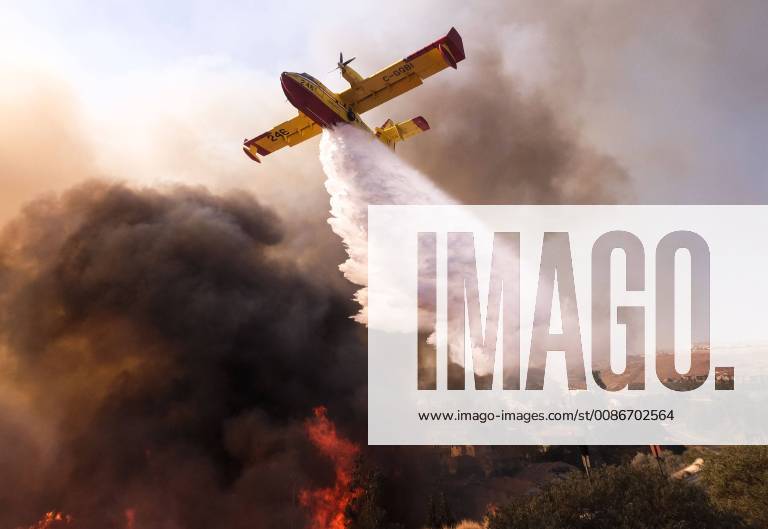 (181113) -- SIMI VALLEY, Nov. 13, 2018 -- A small plane makes a drop on the wildfire near a freeway in Simi Valley, California, the United States on Nov. 12, 2018. The fire in Southern California continued to destroy homes. ) (jmmn) U.S.-SIMI VALLEY-WILDFIRE ZhaoxHanrong