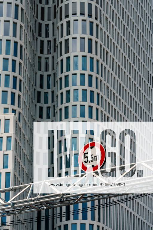 IMAGO Creative: Architektur in Berlin Achtung Durchfahrtshöhe beachten - traffic sign