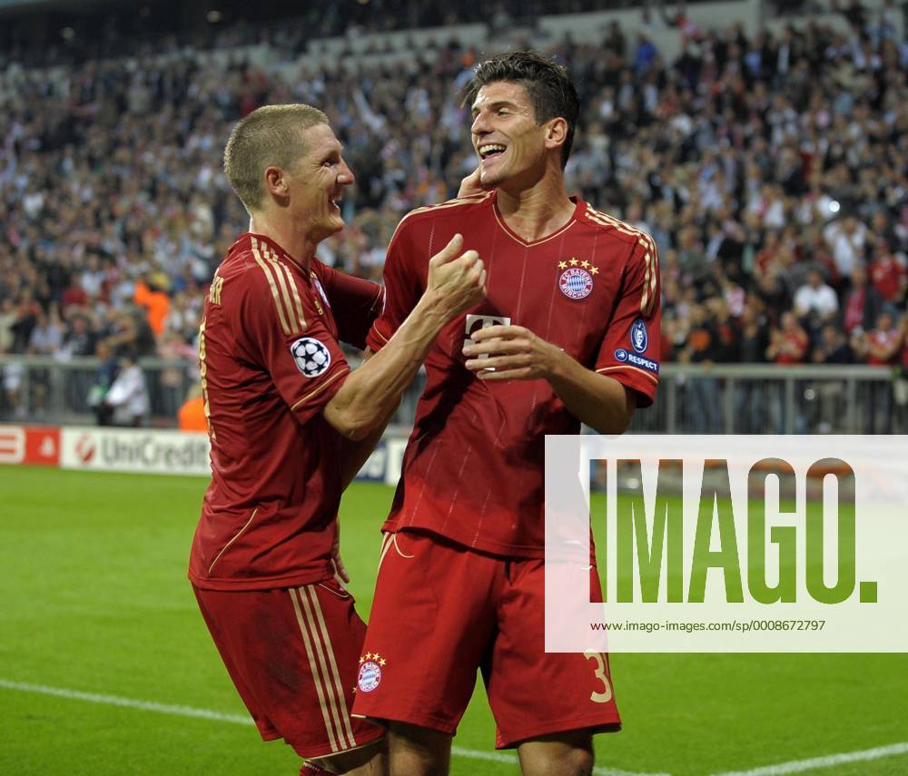 Fussball UEFA-Champions-League, Vorrunde 2.Spieltag: FC Bayern München - Manchester City, in der Münchner Allianz-Arena. Torjubel v.li: Bastian Schweinsteiger (München) und Torschütze Mario Gomez (München).