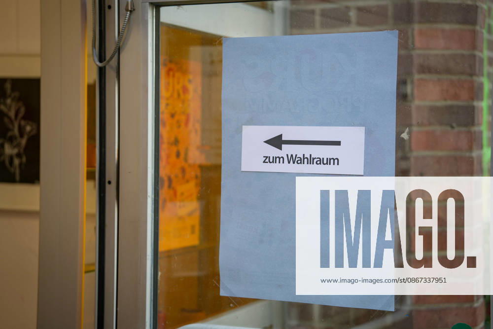 Berlin, Deutschland 20.09.2026: Hinweisschild zum Wahlraum mit Richtungspfeil an einem Wahllokal zur Wahl zum Abgeordnetenhaus von Berlin. Wahllokal, Wahlraum, Wegweiser, Hinweisschild, Berlin-Wahl, Abgeordnetenhauswahl, Wahl 2026, Stimmabgabe, Urnengang, Wahlsonntag, Demokratie, Wähler, Landespolitik, Politik, Symbolfoto.