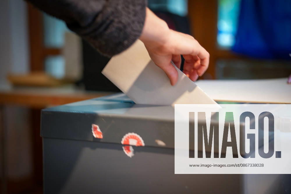 Berlin, Deutschland 20.09.2026: Ein Wähler wirft seinen Stimmzettel in eine Wahlurne bei der Wahl zum Abgeordnetenhaus von Berlin. Stimmabgabe, Wahlurne, Stimmzettel, Wähler, Hand, Wahllokal, Berlin-Wahl, Abgeordnetenhauswahl, Wahl 2026, Wahlsonntag, Urnengang, geheime Wahl, Demokratie, Bürgerrecht, Landespolitik, Politik, Detailaufnahme, Symbolfoto.