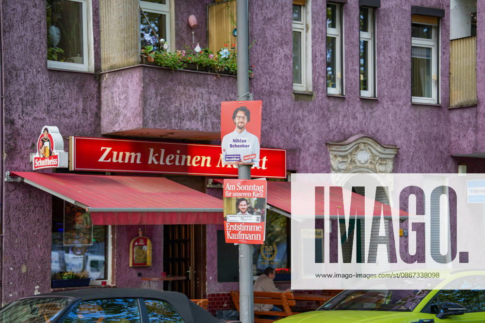 Berlin, Deutschland 20.09.2026: Wahlplakat des Linke-Kandidaten Niklas Schenker zur Wahl zum Abgeordnetenhaus von Berlin vor einer Berliner Eckkneipe. Die Linke, Niklas Schenker, Wahlplakat, Berlin-Wahl, Abgeordnetenhauswahl, Wahl 2026, Wahlkampf, Parteien, Kiez, Eckkneipe, Gastronomie, Stadtbild, Charlottenburg, Landespolitik, Politik, Straßenansicht.