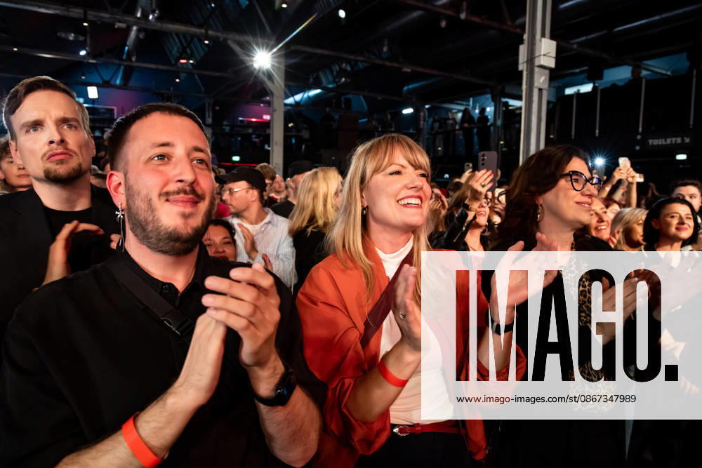 Parteimitgliedern feiern bei der Ankündigung der Erstprognosen der Wahlen für das Abgeordnetenhaus bei der Wahlparty der Linken im Festsaal Kreuzberg in Berlin am 20. September 2026. Laut ARD Erstprognosen soll die Partei mit 24,5% die Wahl gewonnen haben. Linke gewinnen Wahlen für das Abgeordnetenhaus in Berlin