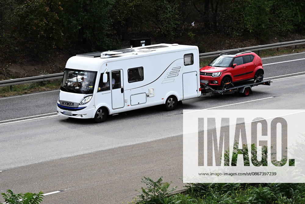 Wirtschaft, emwir, Hymer, Hymermobil Wohnmobil mit Anhänger, Anhänger, auf der Autobahn A5 Symbolfoto, Symbolbild Zeppelinheim