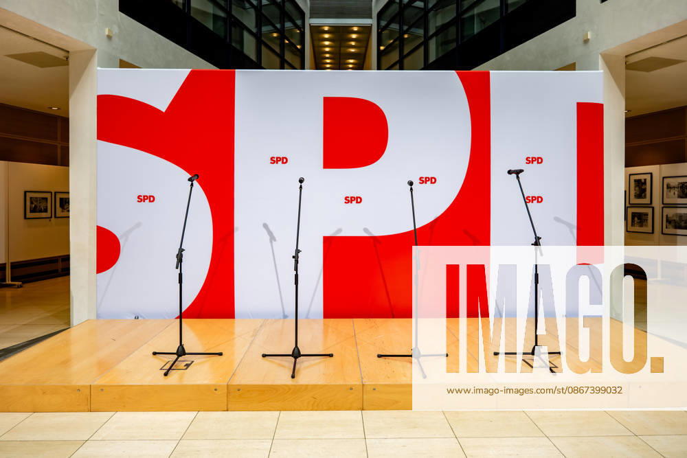 Mikrofone auf einem Leeren Podest vor einem Pressekonferenz nach den Wahlen in Mecklenburg-Vorpommern und Berlin im Willy-Brandt-Haus in Berlin am 21. September 2026. Reaktionen auf den Landtagswahlen in Mecklenburg-Vorpommern und Berlin
