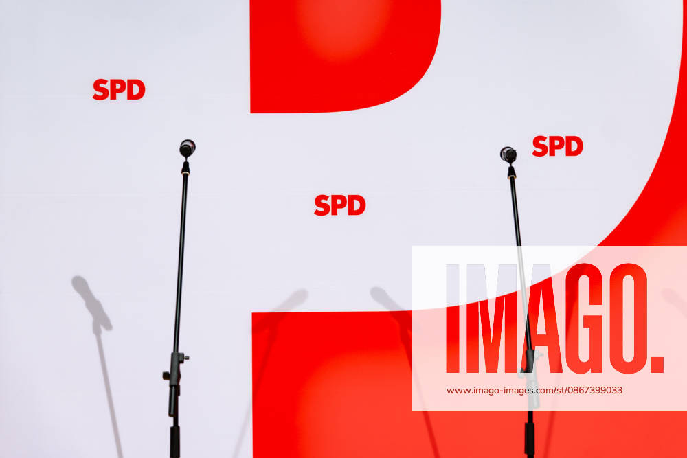 Mikrofone auf einem Leeren Podest vor einem Pressekonferenz nach den Wahlen in Mecklenburg-Vorpommern und Berlin im Willy-Brandt-Haus in Berlin am 21. September 2026. Reaktionen auf den Landtagswahlen in Mecklenburg-Vorpommern und Berlin