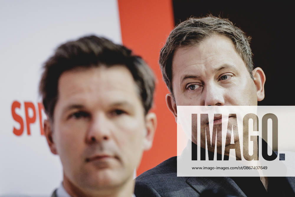 (R-L) Lars Klingbeil, Bundesminister der Finanzen, und Steffen Krach, SPD-Spitzenkandidat fuer die Abgeordnetenhaus-Wahl in Berlin, aufgenommen im Rahmen einer Pressekonferenz als Reaktion auf die Landtagswahl in Mecklenburg-Vorpommern sowie die Berliner Abgeordnetenhauswahl in Berlin, 21.09.2026. Waehrend Die Linke die Wahl in Berlin mit 25,7% vor der CDU gewonnen hat, siegte in Mecklenburg-Vorpommern die AfD mit 38,2% vor der SPD. Erstmals nicht ueber die 5%-Huerde geschafft hat es die CDU in Mecklenburg-Vorpommern. Berlin Deutschland