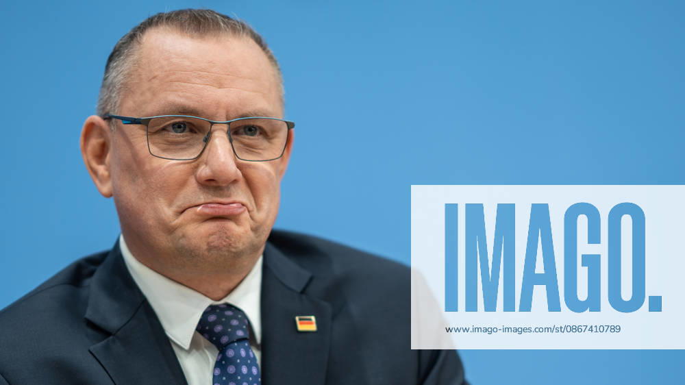Tino Chrupalla, Bundesvorsitzender AfD, während der Bundespressekonferenz;Bundespressekonferenz in Berlin - Wahlnachlese nach den Landtagswahlen in Mecklenburg-Vorpommern und Berlin, Berlin Berlin Deutschland Haus der Bundespressekonferenz