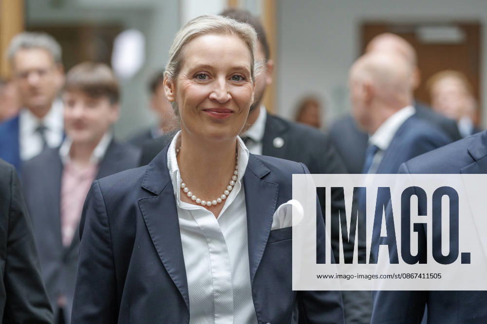 Auswirkungen der Landtagswahlen in Berlin Alice Weidel, Bundessprecherin der AfD und Co-Vorsitzende der AfD-Fraktion im Deutschen Bundestag Tino Chrupalla, Bundessprecher der AfD und Co-Vorsitzender der AfD-Fraktion im Deutschen Bundestag Kristin Brinker, AfD-Spitzenkandidatin für Berlin Leif-Erik Holm, AfD- Kandidat für das Amt des Ministerpräsidenten in Mecklenburg-Vorpommern zum Thema Auswirkungen der Landtagswahlen in Berlin und Mecklenburg-Vorpommern auf die Bundespolitik am 21.09.2026 in Berlin. Kristin Brinker spricht zu den Anwesenden. Berlin Berlin Deutschland Haus der Bundespressekonferenz
