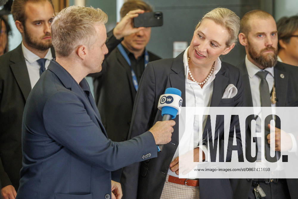 Auswirkungen der Landtagswahlen in Berlin Alice Weidel, Bundessprecherin der AfD und Co-Vorsitzende der AfD-Fraktion im Deutschen Bundestag Tino Chrupalla, Bundessprecher der AfD und Co-Vorsitzender der AfD-Fraktion im Deutschen Bundestag Kristin Brinker, AfD-Spitzenkandidatin für Berlin Leif-Erik Holm, AfD- Kandidat für das Amt des Ministerpräsidenten in Mecklenburg-Vorpommern zum Thema Auswirkungen der Landtagswahlen in Berlin und Mecklenburg-Vorpommern auf die Bundespolitik am 21.09.2026 in Berlin. Kristin Brinker spricht zu den Anwesenden. Berlin Berlin Deutschland Haus der Bundespressekonferenz