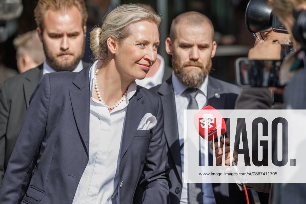 Auswirkungen der Landtagswahlen in Berlin Alice Weidel, Bundessprecherin der AfD und Co-Vorsitzende der AfD-Fraktion im Deutschen Bundestag Tino Chrupalla, Bundessprecher der AfD und Co-Vorsitzender der AfD-Fraktion im Deutschen Bundestag Kristin Brinker, AfD-Spitzenkandidatin für Berlin Leif-Erik Holm, AfD- Kandidat für das Amt des Ministerpräsidenten in Mecklenburg-Vorpommern zum Thema Auswirkungen der Landtagswahlen in Berlin und Mecklenburg-Vorpommern auf die Bundespolitik am 21.09.2026 in Berlin. Kristin Brinker spricht zu den Anwesenden. Berlin Berlin Deutschland Haus der Bundespressekonferenz