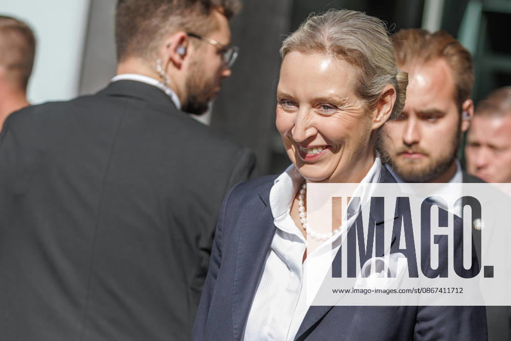 Auswirkungen der Landtagswahlen in Berlin Alice Weidel, Bundessprecherin der AfD und Co-Vorsitzende der AfD-Fraktion im Deutschen Bundestag Tino Chrupalla, Bundessprecher der AfD und Co-Vorsitzender der AfD-Fraktion im Deutschen Bundestag Kristin Brinker, AfD-Spitzenkandidatin für Berlin Leif-Erik Holm, AfD- Kandidat für das Amt des Ministerpräsidenten in Mecklenburg-Vorpommern zum Thema Auswirkungen der Landtagswahlen in Berlin und Mecklenburg-Vorpommern auf die Bundespolitik am 21.09.2026 in Berlin. Kristin Brinker spricht zu den Anwesenden. Berlin Berlin Deutschland Haus der Bundespressekonferenz