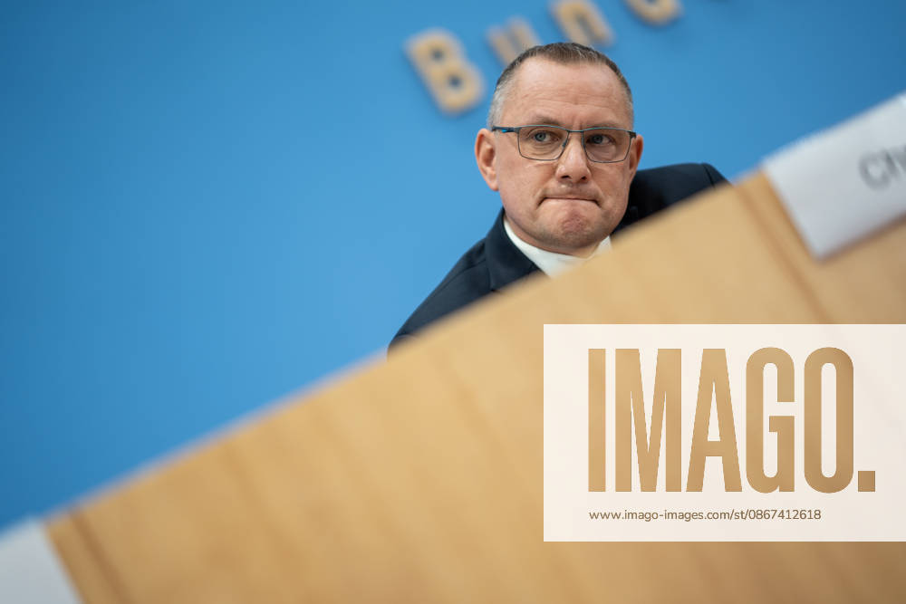 Tino Chrupalla, Bundesvorsitzender AfD, während der Bundespressekonferenz;Bundespressekonferenz in Berlin - Wahlnachlese nach den Landtagswahlen in Mecklenburg-Vorpommern und Berlin, Berlin Berlin Deutschland Haus der Bundespressekonferenz