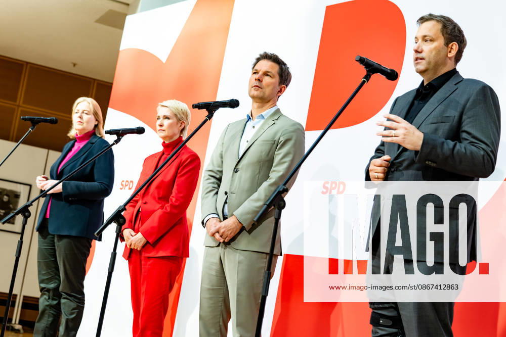 Parteivorsitzenden der SPD Bärbel Bas (L) und Lars Klingbeil (R) und Spitzenkandidaten der SPD in Mecklenburg-Vorpommern Manuela Schwesig (2L) und in Berlin Steffen Krach (2R) bei einer Pressekonferenz im Willy-Brandt-Haus in Berlin am 21. September 2026. Reaktionen auf den Landtagswahlen in Mecklenburg-Vorpommern und Berlin