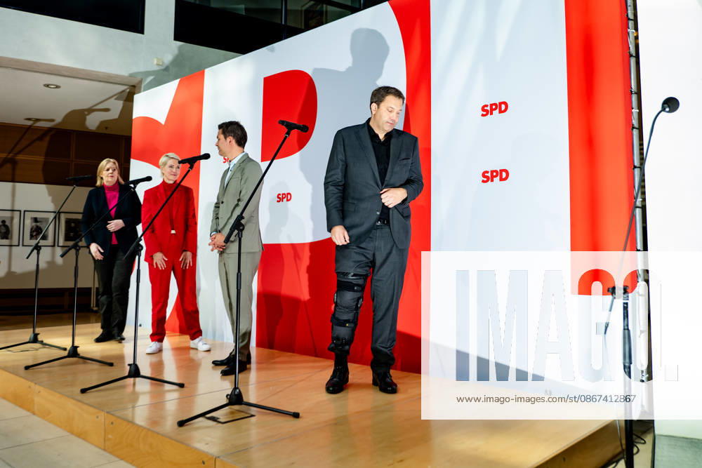 Parteivorsitzenden der SPD Bärbel Bas (L) und Lars Klingbeil (R) und Spitzenkandidaten der SPD in Mecklenburg-Vorpommern Manuela Schwesig (2L) und in Berlin Steffen Krach (2R) bei einer Pressekonferenz im Willy-Brandt-Haus in Berlin am 21. September 2026. Reaktionen auf den Landtagswahlen in Mecklenburg-Vorpommern und Berlin