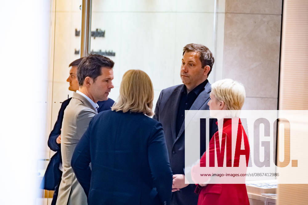 Parteivorsitzenden der SPD Bärbel Bas und Lars Klingbeil und Spitzenkandidaten der SPD in Mecklenburg-Vorpommern Manuela Schwesig und in Berlin Steffen Krach kommen zu einer Pressekonferenz im Willy-Brandt-Haus in Berlin am 21. September 2026. Reaktionen auf den Landtagswahlen in Mecklenburg-Vorpommern und Berlin