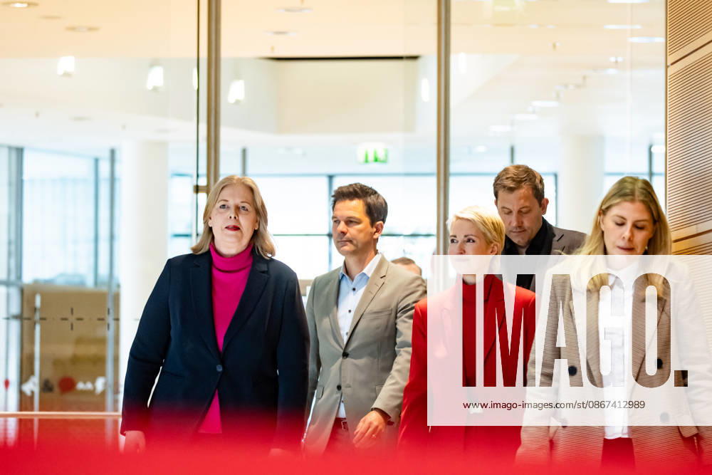 Parteivorsitzenden der SPD Bärbel Bas und Lars Klingbeil und Spitzenkandidaten der SPD in Mecklenburg-Vorpommern Manuela Schwesig und in Berlin Steffen Krach kommen zu einer Pressekonferenz im Willy-Brandt-Haus in Berlin am 21. September 2026. Reaktionen auf den Landtagswahlen in Mecklenburg-Vorpommern und Berlin