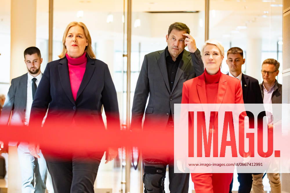 Parteivorsitzenden der SPD Bärbel Bas und Lars Klingbeil und Spitzenkandidaten der SPD in Mecklenburg-Vorpommern Manuela Schwesig und in Berlin Steffen Krach kommen zu einer Pressekonferenz im Willy-Brandt-Haus in Berlin am 21. September 2026. Reaktionen auf den Landtagswahlen in Mecklenburg-Vorpommern und Berlin