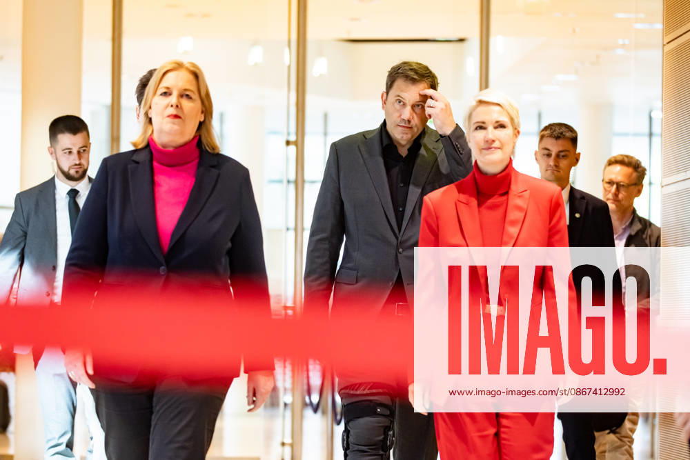 Parteivorsitzenden der SPD Bärbel Bas und Lars Klingbeil und Spitzenkandidaten der SPD in Mecklenburg-Vorpommern Manuela Schwesig und in Berlin Steffen Krach kommen zu einer Pressekonferenz im Willy-Brandt-Haus in Berlin am 21. September 2026. Reaktionen auf den Landtagswahlen in Mecklenburg-Vorpommern und Berlin