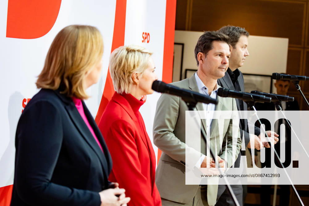Parteivorsitzenden der SPD Bärbel Bas (L) und Lars Klingbeil (R) und Spitzenkandidaten der SPD in Mecklenburg-Vorpommern Manuela Schwesig (2L) und in Berlin Steffen Krach (2R) bei einer Pressekonferenz im Willy-Brandt-Haus in Berlin am 21. September 2026. Reaktionen auf den Landtagswahlen in Mecklenburg-Vorpommern und Berlin