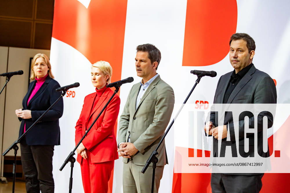 Parteivorsitzenden der SPD Bärbel Bas (L) und Lars Klingbeil (R) und Spitzenkandidaten der SPD in Mecklenburg-Vorpommern Manuela Schwesig (2L) und in Berlin Steffen Krach (2R) bei einer Pressekonferenz im Willy-Brandt-Haus in Berlin am 21. September 2026. Reaktionen auf den Landtagswahlen in Mecklenburg-Vorpommern und Berlin