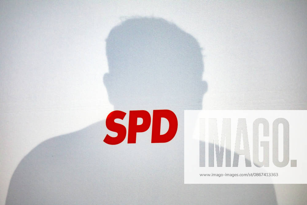 Parteivorsitzender der SPD Lars Klingbeil wirft seine Schatten auf dem SPD Logo bei einer Pressekonferenz im Willy-Brandt-Haus in Berlin am 21. September 2026. Reaktionen auf den Landtagswahlen in Mecklenburg-Vorpommern und Berlin