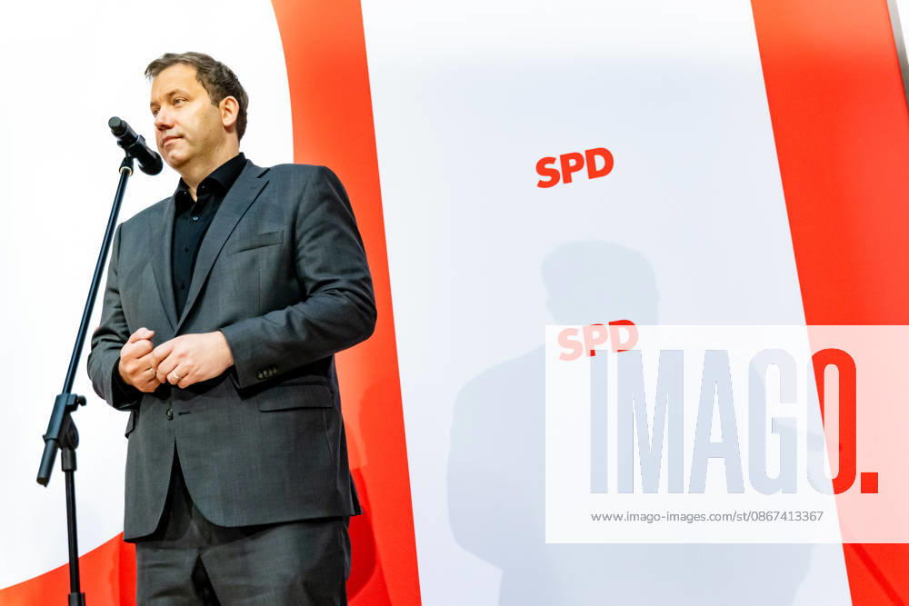 Parteivorsitzender der SPD Lars Klingbeil wirft seine Schatten auf dem SPD Logo bei einer Pressekonferenz im Willy-Brandt-Haus in Berlin am 21. September 2026. Reaktionen auf den Landtagswahlen in Mecklenburg-Vorpommern und Berlin