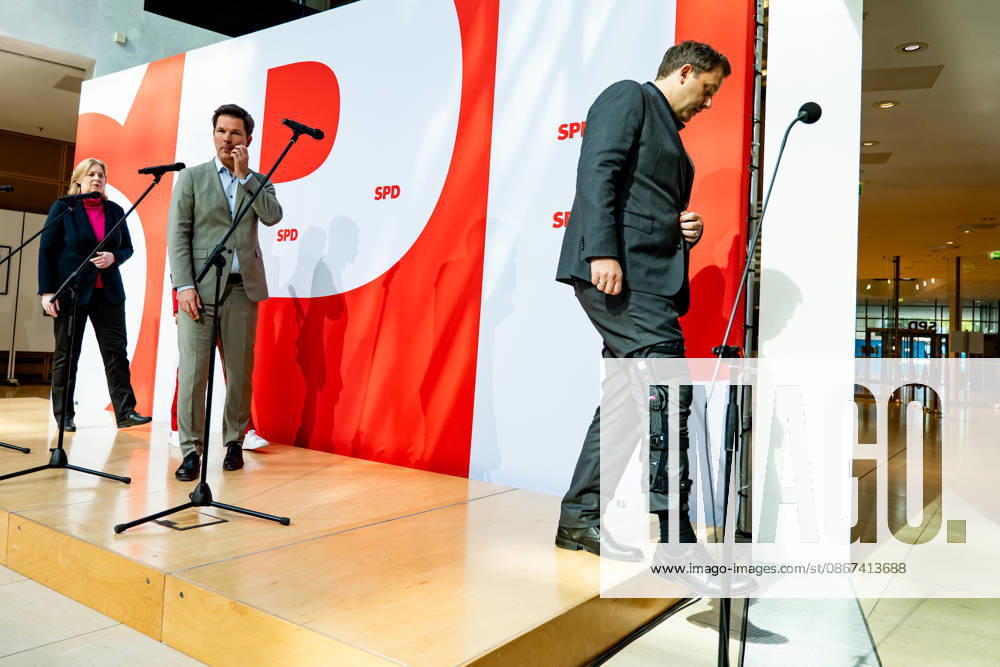 Parteivorsitzenden der SPD Bärbel Bas (L) und Lars Klingbeil (R) und Spitzenkandidaten der SPD in Mecklenburg-Vorpommern Manuela Schwesig (2L) und in Berlin Steffen Krach (2R) verlassen eine Pressekonferenz im Willy-Brandt-Haus in Berlin am 21. September 2026. Reaktionen auf den Landtagswahlen in Mecklenburg-Vorpommern und Berlin