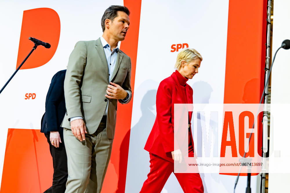 Parteivorsitzende der SPD Bärbel Bas (L) und Spitzenkandidaten der SPD in Mecklenburg-Vorpommern Manuela Schwesig (R) und in Berlin Steffen Krach (C) verlassen eine Pressekonferenz im Willy-Brandt-Haus in Berlin am 21. September 2026. Reaktionen auf den Landtagswahlen in Mecklenburg-Vorpommern und Berlin